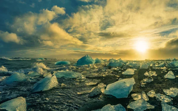 Isberg som flyter i glaciärlagunen vid solnedgången gyllene timmen med glac — Stockfoto