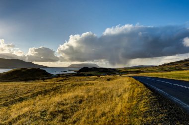 Mavi gökyüzü ve clo ile İzlanda'altın saat sırasında boş sokak