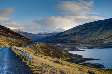 Mavi gökyüzü ve clo ile İzlanda'altın saat sırasında boş sokak