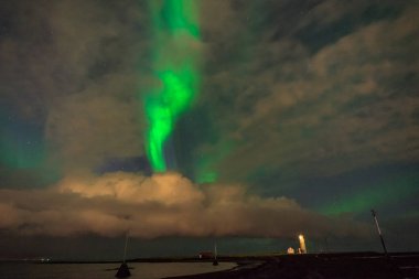 Kuzey ışıkları Aurora Borealis manzara İzlanda ile yukarıda