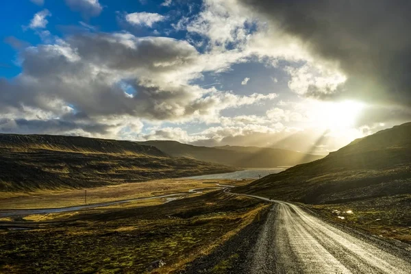 Calle vacía durante la hora dorada en Islandia con cielo azul y clo —  Fotos de Stock