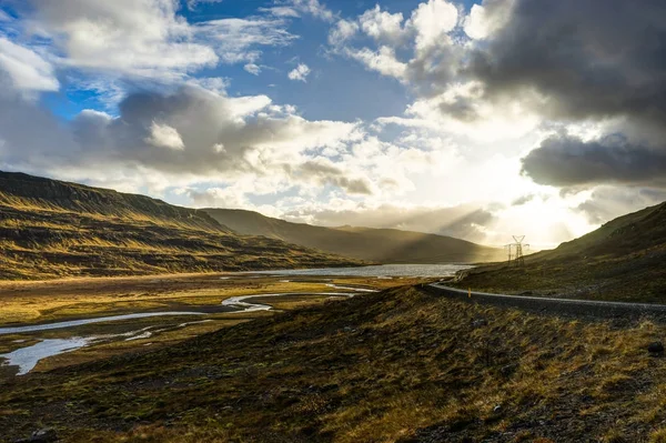 Άδειο δρόμο κατά τη διάρκεια της χρυσής ώρας στην Ισλανδία με μπλε ουρανό και clo — Φωτογραφία Αρχείου