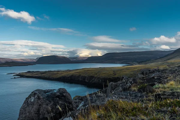 Ισλανδία θέα πάνω από το νερό προς τα βουνά με το γαλάζιο του ουρανού και clou — Φωτογραφία Αρχείου