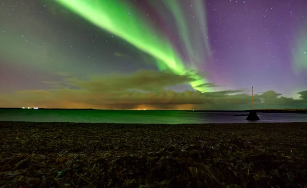 Aurora Boreal sobre el paisaje en Islandia — Foto de Stock