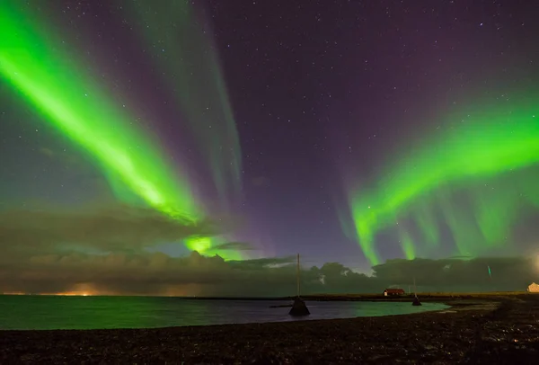 Aurora Boreal sobre el paisaje en Islandia —  Fotos de Stock