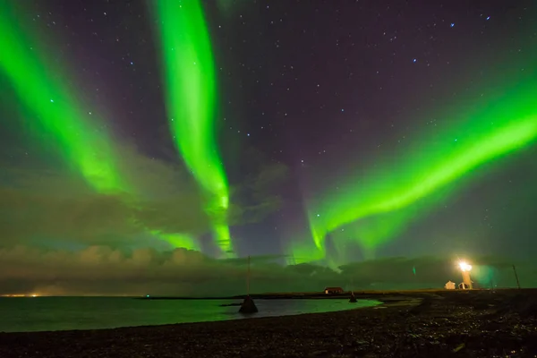 แสงเหนือ Aurora Borealis เหนือภูมิทัศน์ในไอซ์แลนด์ — ภาพถ่ายสต็อก