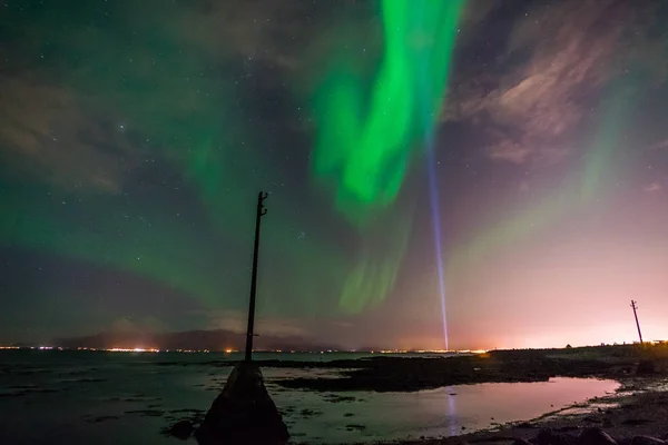 Aurora Boreal sobre el paisaje en Islandia — Foto de Stock