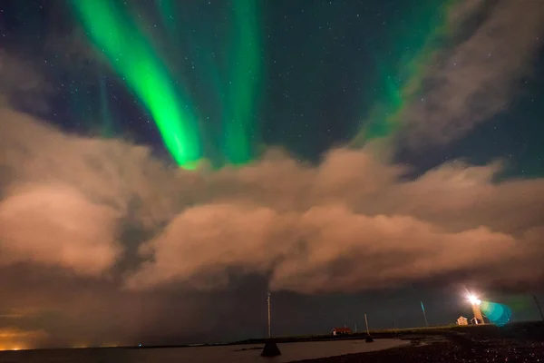Aurora Boreal sobre el paisaje en Islandia con — Foto de Stock