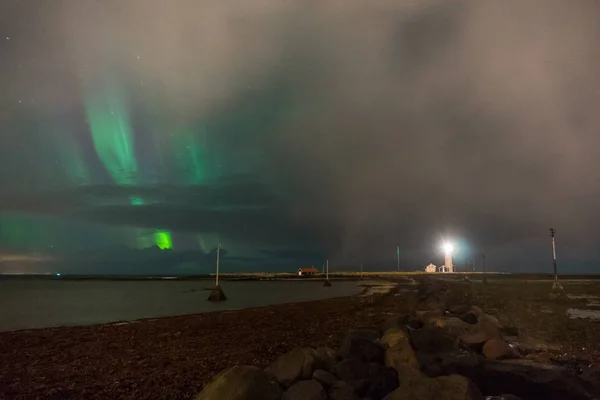 Lumini nordice Aurora Borealis deasupra peisajului din Islanda cu — Fotografie, imagine de stoc