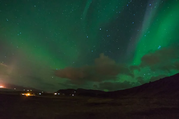 Aurora Boreal sobre el paisaje en Islandia — Foto de Stock