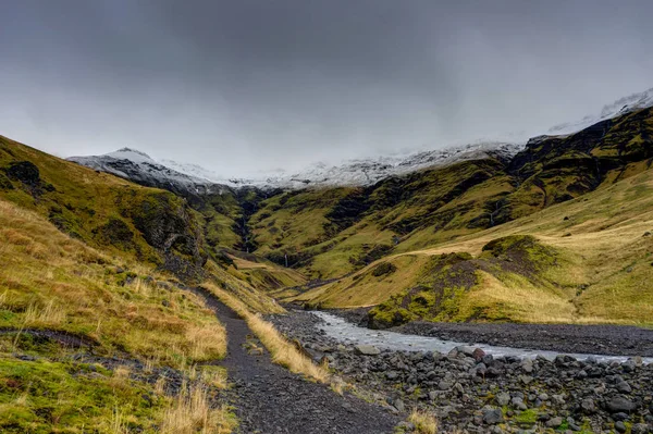 Pemandangan alam Islandia dengan padang rumput dan air — Stok Foto