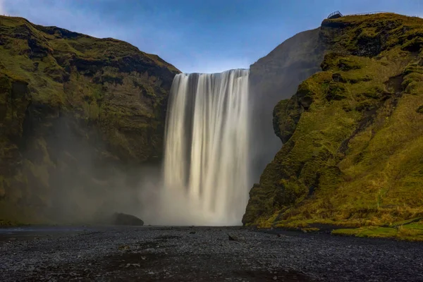 Водопад Seljalandsfoss в Исландии с горами и голубым небом — стоковое фото