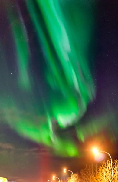 Auroras boreales Aurora Borealis sobre la calle en Islandia —  Fotos de Stock