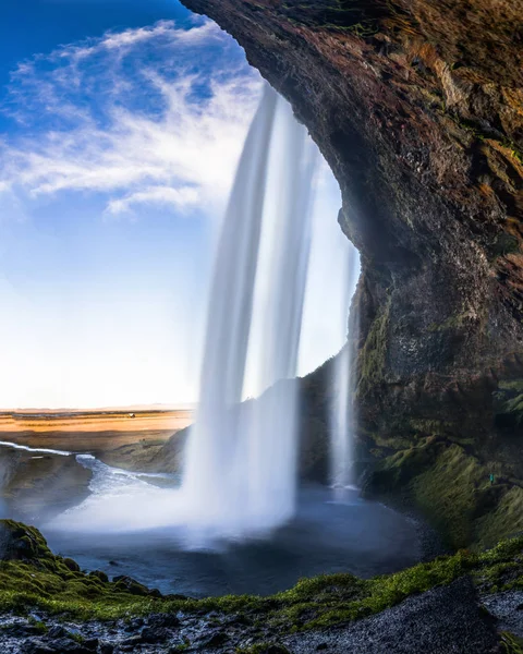 Grotta dietro Seljalandsfoss Cascata in Islanda con lunga Exposu — Foto Stock