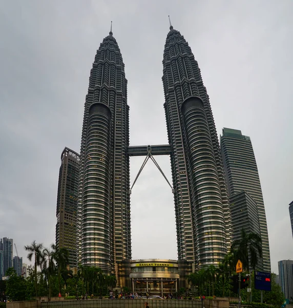Petronas Towers in Kuala Lumpur, Malaysia — Stock Photo, Image
