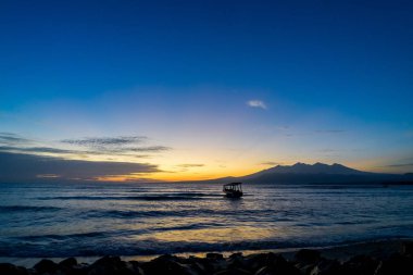 Gündoğumu günbatımı Gili Air tekne okyanus gökyüzü ile Gilis Indones bulutlar