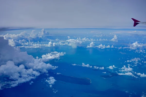 Avião vista sobre vulcão na Indonésia com nuvens e Oceano fr — Fotografia de Stock