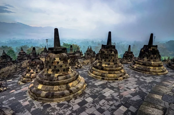 Tidig morgon soluppgång sett från Indonesiens Borobudur temple — Stockfoto