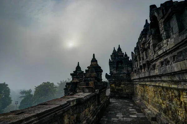 Borobudur temple Indonesien med moln och sol — Stockfoto