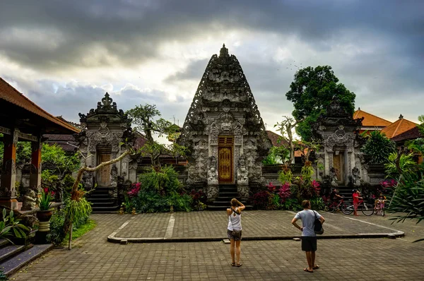 Turister tar bild av templet i Ubud Bali Indonesien — Stockfoto