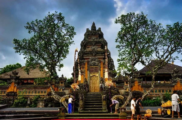 Hinduistický chrám v Ubud Bali: — Stock fotografie