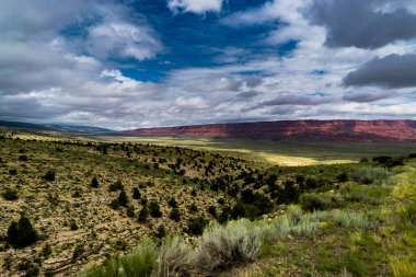 Vermillion kayalıklarla Arizona ABD doğru görüntülemek