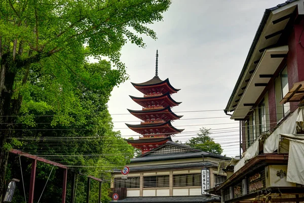 Pohled na slavné japonské Svatyně Icukušima, senjokaku a šintoismus pagody na ostrov Mijadžima, Japonsko — Stock fotografie