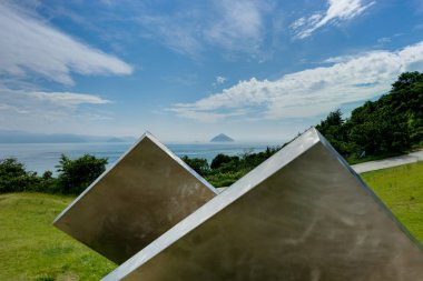 Naoshima Island view bulutlar ve gökyüzü ve ormanının ile okyanus-doğru