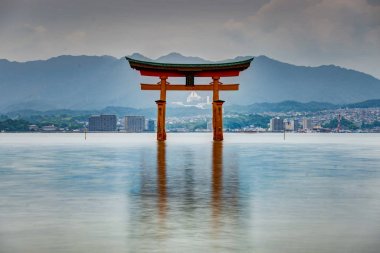 Itsukuşima Torii tapınak Miyajima ada Japonya