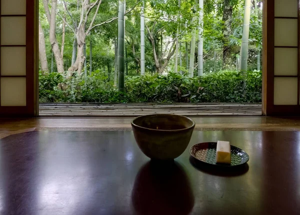 Teehouse met Tee en snoep Okochi Sanso botanische Japanse Gar — Stockfoto