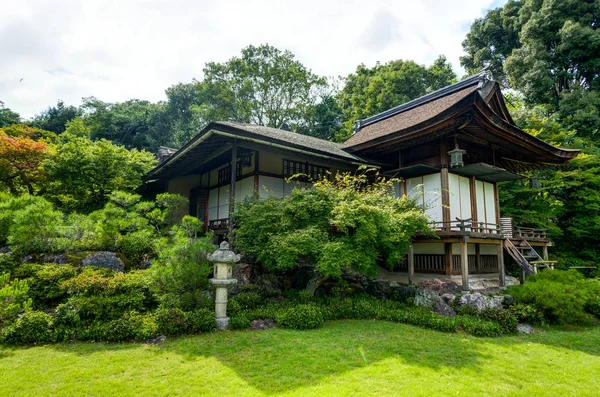 일본 하우스 신사 나무숲 산장 일본 식물원 — 스톡 사진