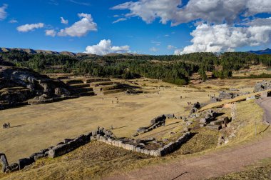 Cusco Peru mavi gökyüzü ve bulutlar üzerinde göster