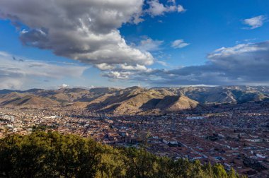 Cusco Peru mavi gökyüzü ve bulutlar üzerinde göster