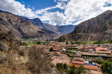 Ollantaytambo Peru mavi gökyüzü ve bulutlar üzerinde göster