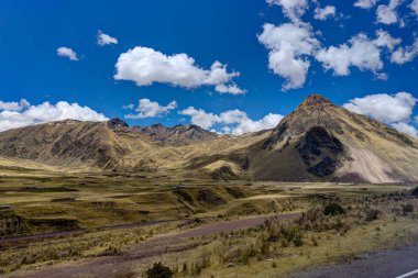 Peru Andes dağ sahne mavi gökyüzü ve bulutlar