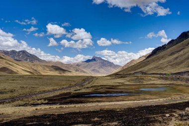 Peru Andes dağ sahne mavi gökyüzü ve bulutlar