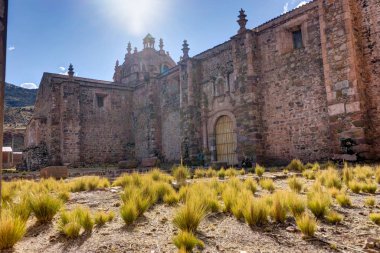 Peru Andes kilise çim ve mavi gökyüzü ile