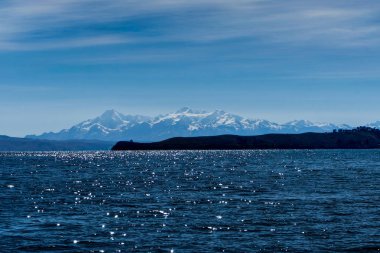 Su ve kar arka plan Lake Titicaca dağlarda şapkalı