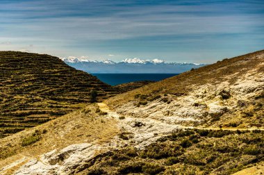 Görünümü arasında La Isla del Sol mavi gökyüzü su ve ağaçların göl T