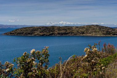 Görünümü arasında La Isla del Sol mavi gökyüzü su ve ağaçların göl T