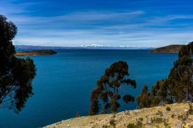 Görünümü arasında La Isla del Sol mavi gökyüzü su ve ağaçların göl T