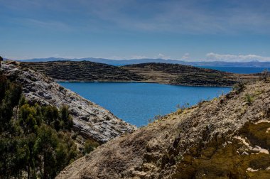 Görünümü arasında La Isla del Sol mavi gökyüzü su ve ağaçların göl T