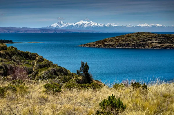 Vista através de La isla del Sol com azul Sky água e árvores Lago T — Fotografia de Stock