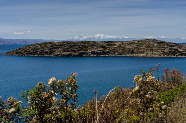 Vista a través de La isla del Sol con agua azul del cielo y árboles Lago T — Foto de Stock