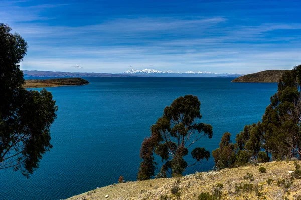 Pohled přes La isla del Sol s blue Sky T jezero vody a stromy — Stock fotografie