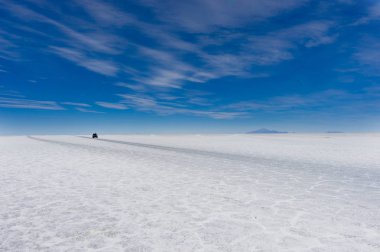 Salar de Uyuni çöl Bolivya'daki Jeep tur tuz daireler