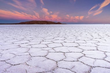 Salar de Uyuni çöl Bolivya'daki günbatımı tuz daireler