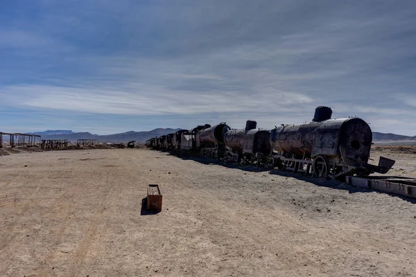 Tren oxidado abandonado en el cementerio Uyuni —  Fotos de Stock