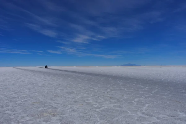 Salar de Uyuni çöl Bolivya'daki Jeep tur tuz daireler — Stok fotoğraf