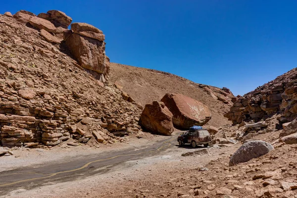돌 Altiplano 볼리비아의 발레에 지프 — 스톡 사진